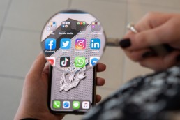 groeien op Instagram Vergrootglas boven iPhone